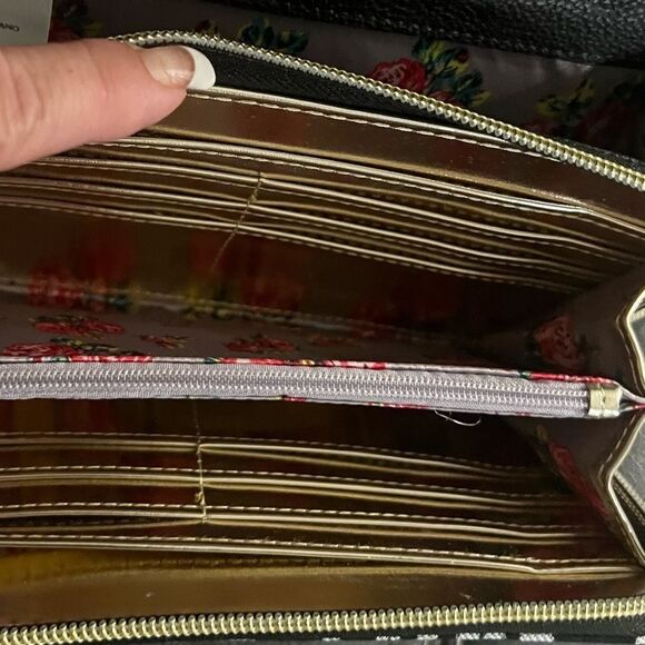 NWT Betsey Johnson black white XOXO LOVE KISS Crossbody shoulder accordion bag - Picture 8 of 11